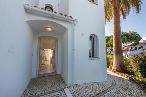 Pretty semi-detached 3 bedroom townhouse in the popular Lakeside Village development in Quinta do Lago. Offering beautiful views across the lake and gardens. Lovely south facing position offers plenty of natural light. The ground floor is comprised o...