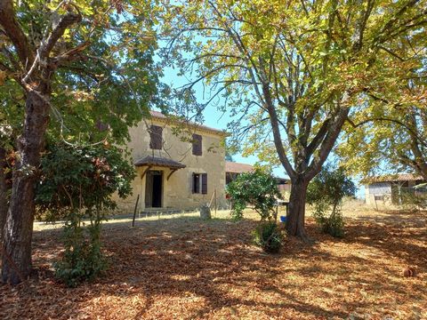 Rare! Near Vic-Fezensac, come and rehabilitate this old farm surrounded by a pleasant park with a surface area of about 13900 m2. You will be seduced by its peaceful environment and its many outbuildings (building, old stable, wooden frame shed, old ...