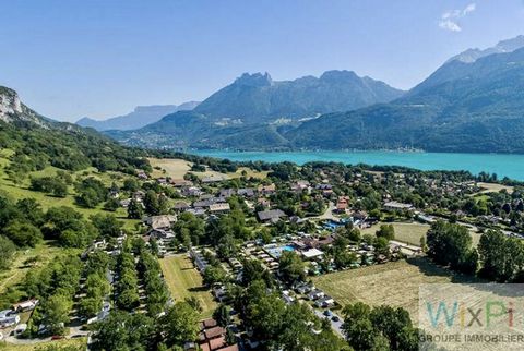 In a quiet residence 5 minutes from Lake Annecy, I offer an apartment of 52.56 m2 carrez. It consists of an entrance hall with storage, an equipped kitchen open to the living room of 31 m2, all overlooking a terrace of 17 m2 with land. A bedroom of 1...
