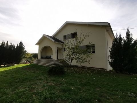 Cabinet Coubertin offers, in THIERS, quiet area, close to motorways (35 minutes from Clermont-Ferrand), a house of about 240 m2 on 3 floors including: On the ground floor: - Large garage (possibility to park 4 vehicles) with water point and motorized...