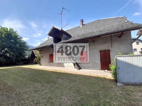 In the town of Saint Pierre en Faucigny less than 30 minutes from Geneva - ideally located - close to all amenities - come and discover this house to renovate with great potential. It consists on the ground floor of about 120m2- an entrance- a kitche...