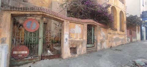 Land for sale, containing an old villa with an area of 330m2, located in an authorized building area R + 9, near the Sharf hotel in the heart of the city center.