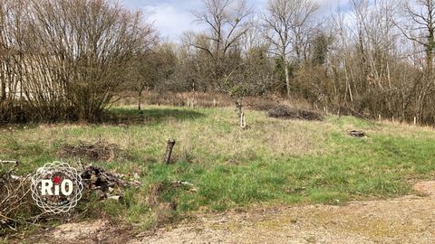 Come and discover in an environment without vis-à-vis, a serviced and partly constructible land with a surface area of 1553 m2 between Norroy-lès-Pont-à-Mousson and Pont-à-Mousson. Characteristics: Serviced land Free of manufacturer Plot of 1553m2 (i...