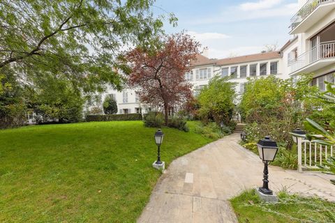 Paris 18th, renovated garden level apartment with 68 m2 garden and 2 bedrooms. In a quiet, prestigious condominium, garden level, surrounded by wooded grounds. This 85 m2 single-storey apartment, completely renovated by an architect, feels like a hom...