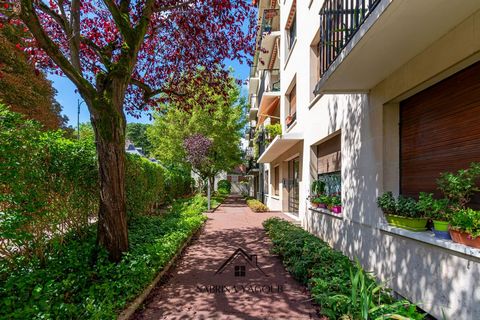 BOURG LA REINE - CALME ABSOLU - EMPLACEMENT IDEAL Situé dans un quartier prisé, ce bien bénéficie d'un environnement verdoyant à proximité du magnifique domaine de Sceaux. À seulement 5 minutes à pied du RER B, du centre-ville et du Lycée Lakanal, ce...