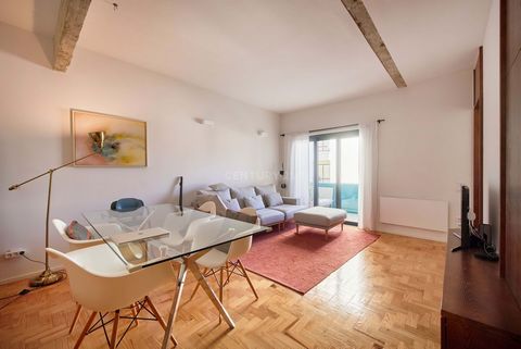 Este apartamento T2, situa-se numa localização que para muitos é indiscutivelmente a melhor, na Rua D. Filipa de Vilhena, em Lisboa. É uma zona com óptima vizinhança, com todos os serviços de proximidade necessários ao virar da esquina, excelentes es...