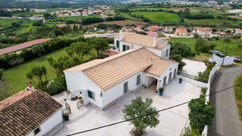 Propriété aux caractéristiques uniques, située sur un terrain de 4133 m2, composée de 2 maisons : Maison principale et Maison d'hôtes, à moins de 30 minutes de l'aéroport de Lisbonne et des plages d'Ericeira. D'une superficie de 260 m2, la Maison Pri...