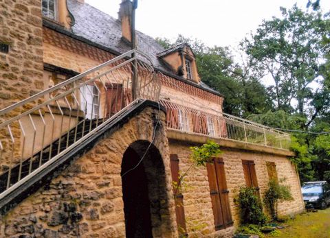 Mooi stenen huis uit de Périgord met een toren, te renoveren vergezeld van een prachtig terras in de stad Sarlat-La-Canéda. De bouw van deze woning dateert uit 1997. Mooie oppervlakte op 3 niveaus De woning omvat een slaapgedeelte met 3 slaapkamers, ...