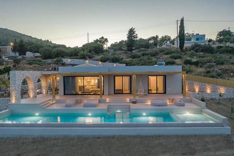 Sind Sie auf der Suche nach einer Villa, die Luxus, Komfort und natürliche Schönheit vereint? Gadait International präsentiert Ihnen eine außergewöhnliche Gelegenheit in Elatio, Zakynthos. Diese 129 m² große Villa am Meer liegt auf einem 1000 m² groß...