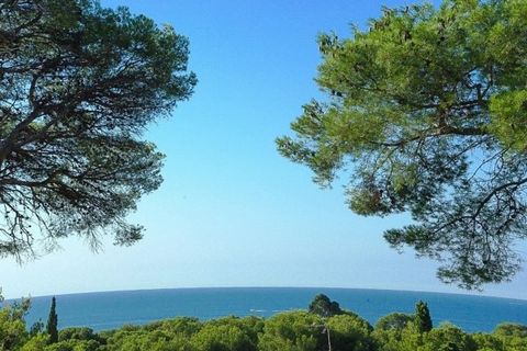 Das Hotel liegt in einer beliebten Wohngegend von Saint-Raphael, 10 Gehminuten vom Meer entfernt, entdecken Sie diese große, helle Villa, eingebettet in üppiges Grün und mit herrlichem Meerblick und Südausrichtung. Mehr als 300 m² große Volumen zeitg...