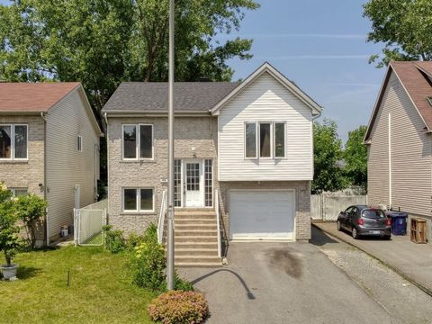 Encantadora propiedad, ubicada en un barrio familiar y muy popular de Laval (sector de Auteuil), cerca de todos los servicios y principales atractivos de la ciudad. Esta casa le ofrece: un hall de entrada, un espacio habitable de concepto abierto (sa...