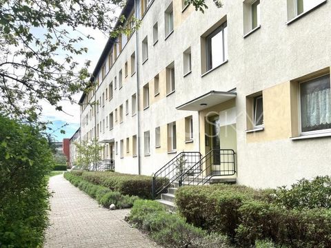 Siete alla ricerca di un paradiso contemporaneo per famiglie con un giardino e un'atmosfera tranquilla? Benvenuti nella vostra nuova casa nel cuore di Zehlendorf! Questo spazioso appartamento al piano rialzato offre spazio sufficiente per le vostre e...