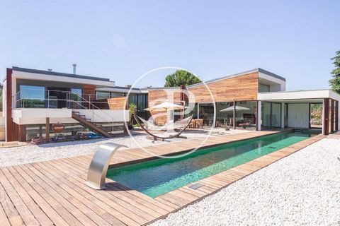 Haus Zum Verkauf mit Terrasse in La Finca (Pozuelo) Haus von 1096 m2 mit Terrasse von 50m2 Im Großraum von La Finca, Pozuelo. Die Immobilie hat 6 Zimmer, 6 Bäder, Pool, Kamin, Fitnessstudio, 4 Parkplätze, Klimaanlage, Einbauschränke, Waschküche, Balk...