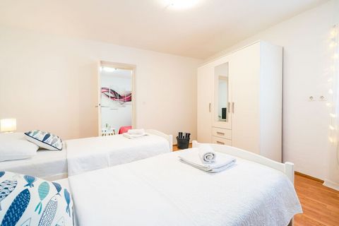 Apartment Laura - Lapad is situated in Lapad neighborhood only 3 km away from the historic Old Town and a short walk away from the best beaches Dubrovnik has to offer. Luggage storage is possible prior check in and after check out, so you can explore...