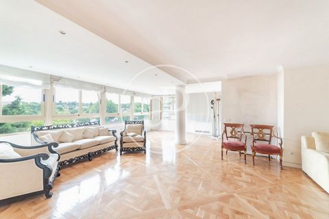 PISO CON EXCELENTE UBICACION EN VENTA EN SOTO DE LA MORALEJA Wohnung von 335 m2 mit Terrasse Im Großraum von El Soto de la Moraleja, La Moraleja. Die Immobilie hat 3 Zimmer, 3 Bäder, Pool, 2 Parkplätze, Klimaanlage, Einbauschränke, Garten, Heizung un...