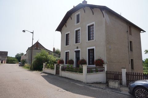 12 Minutes de Paray le Moniale, de Digoin et Margigny, au centre d'un charmant village, maison comprenant : - Au rez-de-chaussée : hall d'entrée, cuisine équipée, salle à manger, une chambre, grande salle de bains, wc séparés. - A l'étage : palier de...