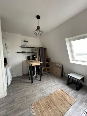 Au centre-ville de Vierzon, au 6ème et dernier d'une une résidence calme, je vous propose ce studio lumineux avec vue dégagée aménagé et équipé avec goût et refait à neuf composé d'une pièce de vie avec coin cuisine et d'une salle de douche et WC. Le...