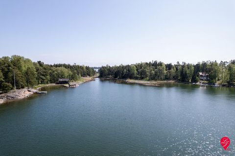 En el idílico y hermoso archipiélago de Suvisaaristo, ahora está a la venta un espacio de playa sin construir de 5300 m2. La zona comenzó a desarrollarse ya en la década de 1920 y hay varias perlas del archipiélago, las Villas, en los alrededores. Ah...