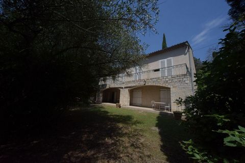 SULLE ALTURE DI NIMES vicino alla torre delle magne, una zona popolare. Vieni a scoprire questa magnifica casa di 230 m² di superficie abitabile con la sua vista dominante su un terreno di 2018 m² con alberi e piscina. Si compone al piano terra di 1 ...