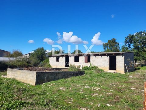 Location: Zadarska županija, Poličnik, Murvica. MURVICA, ZADAR - Charming old estate for rent An old property for rent in a natural environment - Murvica Gornja, Zadar. The property consists of an unfinished building of 82 m2 and a plot of land of 52...