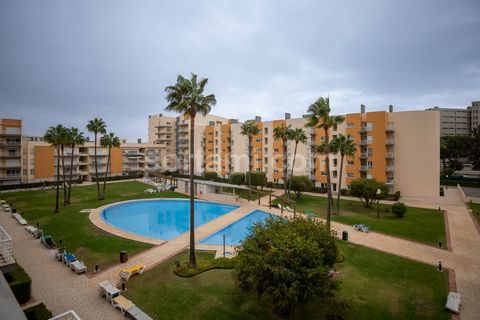 Ontdek uw nieuwe huis in het hart van Vilamoura, op slechts een steenworp afstand van de prachtige jachthaven en gouden zandstranden. Dit ruime appartement van 171 m² biedt een gastvrije sfeer, ideaal voor gezinnen of iedereen die op zoek is naar een...