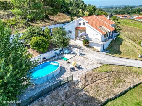 Moradia no Campo numa Encantadora Aldeia do Concelho de Alcobaça Apresentamos esta magnífica moradia situada numa pitoresca aldeia do concelho de Alcobaça. Esta aldeia proporciona um estilo de vida tranquilo e confortável, oferecendo todos os serviço...