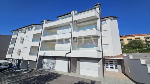 Location: Primorsko-goranska županija, Crikvenica, Crikvenica. In un'ottima posizione, a 100 metri dalla spiaggia, sono in vendita appartamenti in un edificio nuovo da un investitore verificato. Al piano interrato si trovano garage e ripostigli, di c...