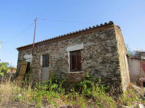 Moradia em ruinas para reconstrução total. No terreno ainda dispõe de poço com 8m de diâmetro, tanque, árvores de fruto e oliveiras