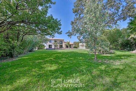 We are delighted to present this superb villa completely renovated with taste and benefiting from a very current and high quality integral transformation under the supervision of an inspired architect. Located in a quiet environment close to the beac...