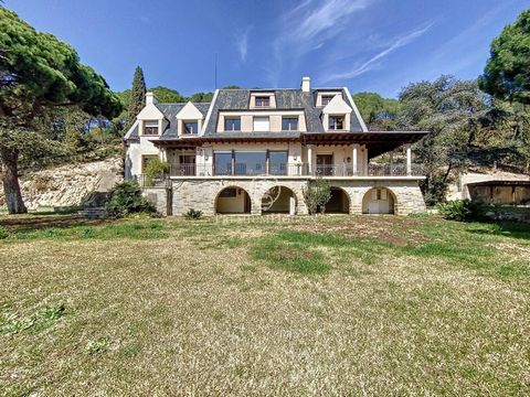 L'Ametlla est l'un des plus beaux villages du Vallès Oriental. Situé au pied de la Sierra Prelitoral, il bénéficie d'un climat méditerranéen et d'un patrimoine architectural moderniste qui lui confère un air de ville seigneuriale et jardin. La commun...