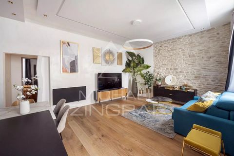 Con una ubicación ideal en el dinámico barrio de Marais. Ofrecemos este sublime apartamento en primera planta, de 66m2, totalmente reformado, con vistas al patio. Este apartamento consta de un gran salón, una bonita cocina abierta, dos amplios dormit...