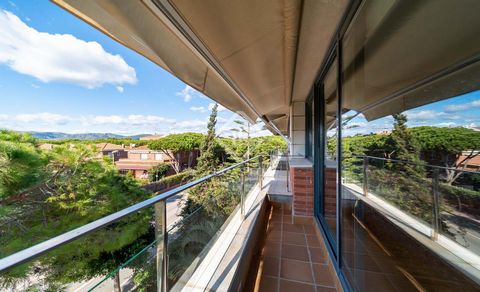 Semi- townhouse of 286 m² distributed over 4 floors with terrace, private garden and access to a communal area with garden and swimming pool. We enter the property through the ground floor, where we find an entrance lobby that leads to a spacious and...