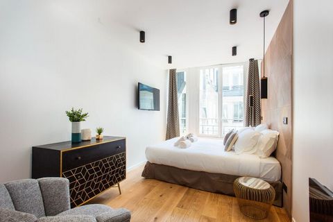 Ontdek dit appartement van 90 m² in de prestigieuze wijk Faubourg-du-Roule. Met zijn 3 ruime slaapkamers en moderne elegantie, ligt het op een steenworp afstand van de Champs-Élysées. Geniet van de luxe van Parijs en het dynamische stadsleven binnen ...