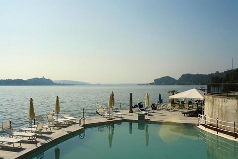 Confortevole ed elegante residenza vicino al centro di Meina, direttamente sul Lago Maggiore. Il vostro appartamento per le vacanze ha una vista parziale sul lago e un bacon o un giardino in comune. Il complesso dispone di una piscina e di un prato d...