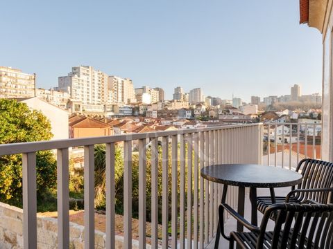 Studio / loft with 61 sqm, inserted in a new prestigious development, Palácio da Fervença, in Vila Nova de Gaia, Porto. This apartment comprises a social area, which includes a fully equipped open kitchen, a WC and a 6 sqm balcony. It also has a mezz...