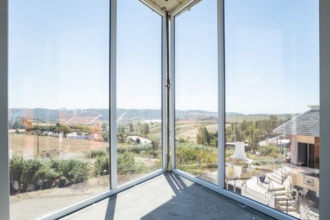 Kom en bekijk deze villa met 4 slaapkamers, in aanbouw, gelegen in het centrum van het dorp Encarnação, een met veel rust en kalmte van het plattelandsleven. De woning wordt overspoeld met veel natuurlijk licht door de grote raampartijen op alle verd...