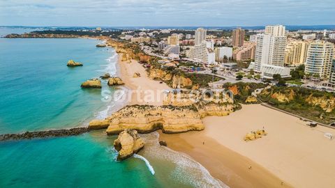 Fantastique terrain pour construction à Praia da Rocha à Portimão. Excellent emplacement à quelques mètres de Praia da Rocha et à proximité de tous les services. Ce terrain possède une superficie totale de 1734m2 et une surface utile de 487m2. Située...