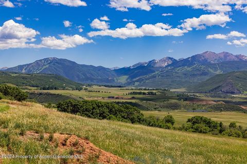 Einer der besten Aussichtspunkte auf der Chaparral Ranch, mit Panoramablick von Aspen bis zum Mt. Sopris. Das Grundstück umfasst Pläne für ein zeitloses, zeitgenössisches Haus in den Bergen, das von Poss Architecture entworfen wurde und von Chaparral...