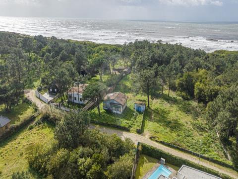 Terreno na 1ª Linha de Praia - Esposende Imóvel distinto devido à sua fantástica localização, situado na freguesia de Antas em Esposende num loteamento residencial em rua sem saída e com acesso areal a cerca de 170 Metros . Lote com cerca de 620m2, c...