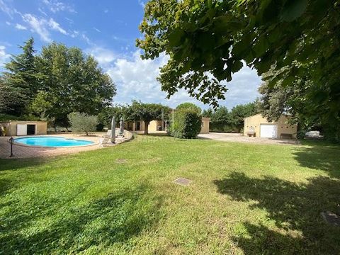 Entre Les Alpilles et Arles, située à l'orée de la campagne verdoyante, dans un quartier très calme, venez découvrir cette belle maison aux lignes modernes représentant 180 m2, et un garage de 26 m2, un hall d'entrée spacieux, grand salon lumineux au...