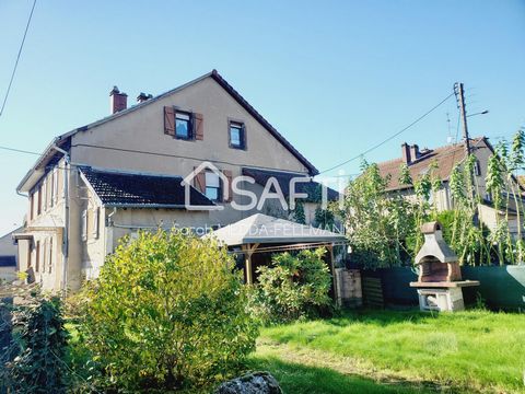 Située à Petite-Rosselle (57540), cette charmante maison bénéficie d'un cadre paisible et verdoyant, idéal pour les amoureux de la nature. La ville offre une qualité de vie agréable, avec ses commerces de proximité et ses espaces verts propices aux b...