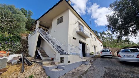 Villa de 4 chambres, avec 2 étages à Reguengo do Fetal, située sur un terrain denviron 5000 m2, dans un terrain où prédomine la tranquillité que la nature nous transmet, avec vue panoramique. Cette villa a la particularité de pouvoir être transformée...