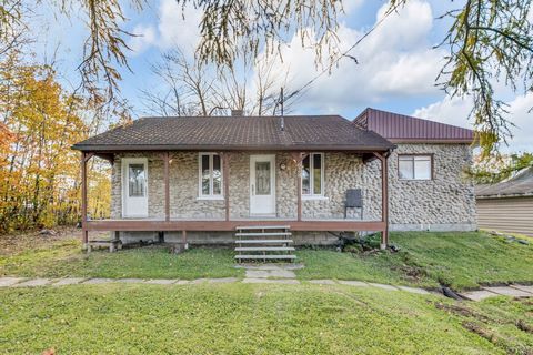 Pour bricoleur ou entrepreneur, maison sise sur un terrain de plus de 10 000 pc avec garage détaché, dans un quartier familial à proximité de l'école et des services. 2 chambres au rez-de-chaussée, sous-sol non aménagé, occasion d'obtenir une maison ...