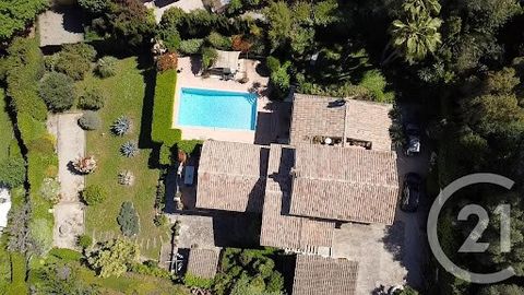 BIOT - EXKLUSIV Entdecken Sie dieses angenehme Einfamilienhaus von ca. 263 m², in der Nähe von Geschäften und dem Dorf Biot, auf einem Grundstück von ca. 1750 m² mit großem Swimmingpool. Im Erdgeschoss werden Sie von seinem schönen Wohn-Esszimmer mit...