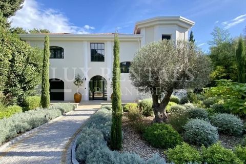 Gelegen in Cap d'Antibes, op loopafstand van de stranden, biedt deze luxe villa ongeveer 300 m² woonoppervlak en een uitgestrekte, prachtig aangelegde tuin van 2300 m². De villa, onlangs gerenoveerd met hoogwaardige materialen, beschikt over een drie...