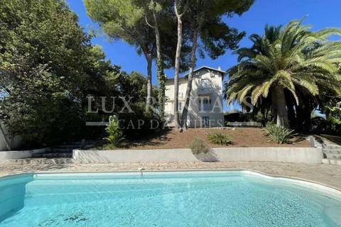 Villa su 3 piani; con una superficie abitabile di circa 250 m², con 2 garage e una piscina. Livello giardino: camera da letto, cucina, bagno, sala tv o camera da letto una lavanderia. 1 ° piano: un soggiorno con camino, cucina, sala da pranzo con ter...