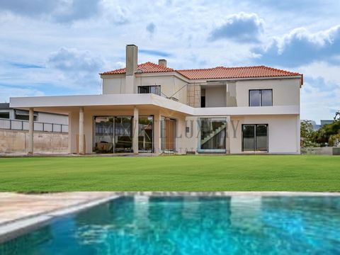 Discover the home of your dreams, an extraordinary villa that combines comfort, elegance and exclusivity. This property, under construction, offers the unique opportunity to customise finishes and materials to your liking, transforming it into the pe...