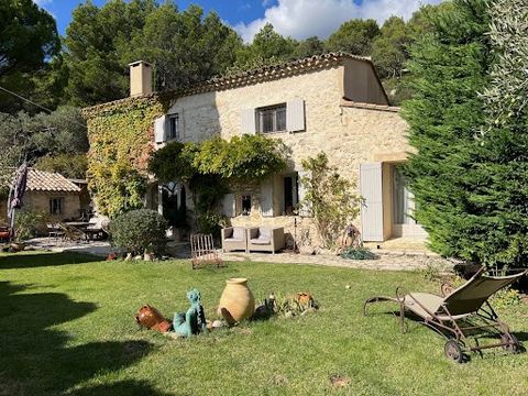 LUBERON SUD MERINDOL A few kilometers from LOURMARIN This old sheepfold dating from the 18th century has been completely restored and is located in a hamlet in the heart of the Luberon in a very quiet area and in a very protected environment. It bene...