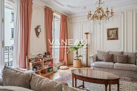 Dans un bel immeuble de début 1900, le Groupe Vaneau vous propose un appartement familial de 144 m² habitables situé au 3eme étage avec ascenseur. Il se compose d'une entrée, d'un salon, d'une salle à manger, d'une cuisine indépendante avec accès esc...