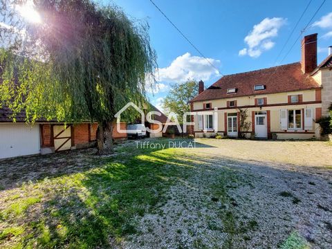 À 5mn d'Ervy le Châtel à Davrey, maison mitoyenne d'environ 127m2 en partie rénovée sur une parcelle de 1591m2 avec vue sur la campagne environnante 262m2 de dépendances. Un portail motorisé clos la cour devant la maison où l'on retrouve une grange d...